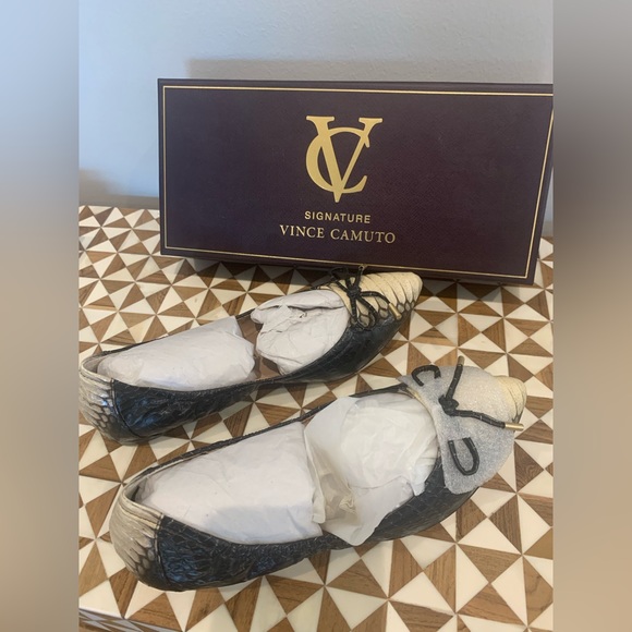 NIB Vince Camuto Signature VI- Chelsie Black-White Pepe Snake Flats - Picture 6 of 10